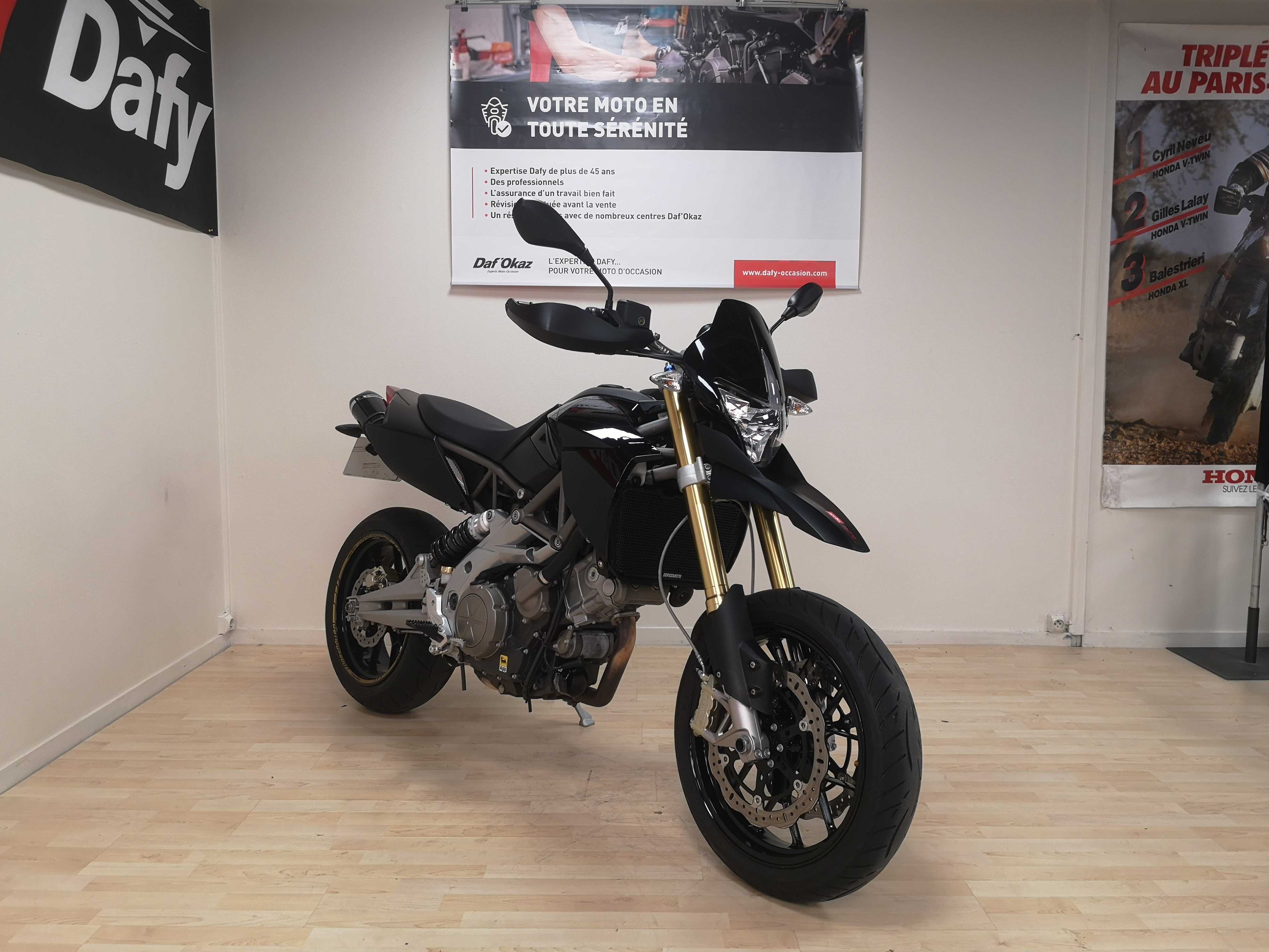 Aprilia SMV 750 Dorsoduro (Fourche Showa) 2013 HD vue 3/4 droite