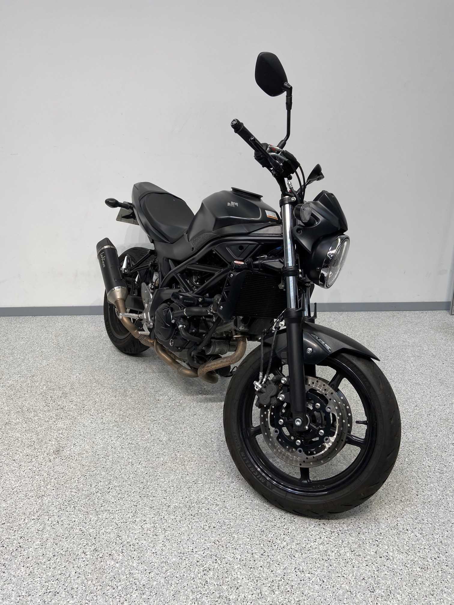 Suzuki SV 650 2018 HD vue 3/4 droite