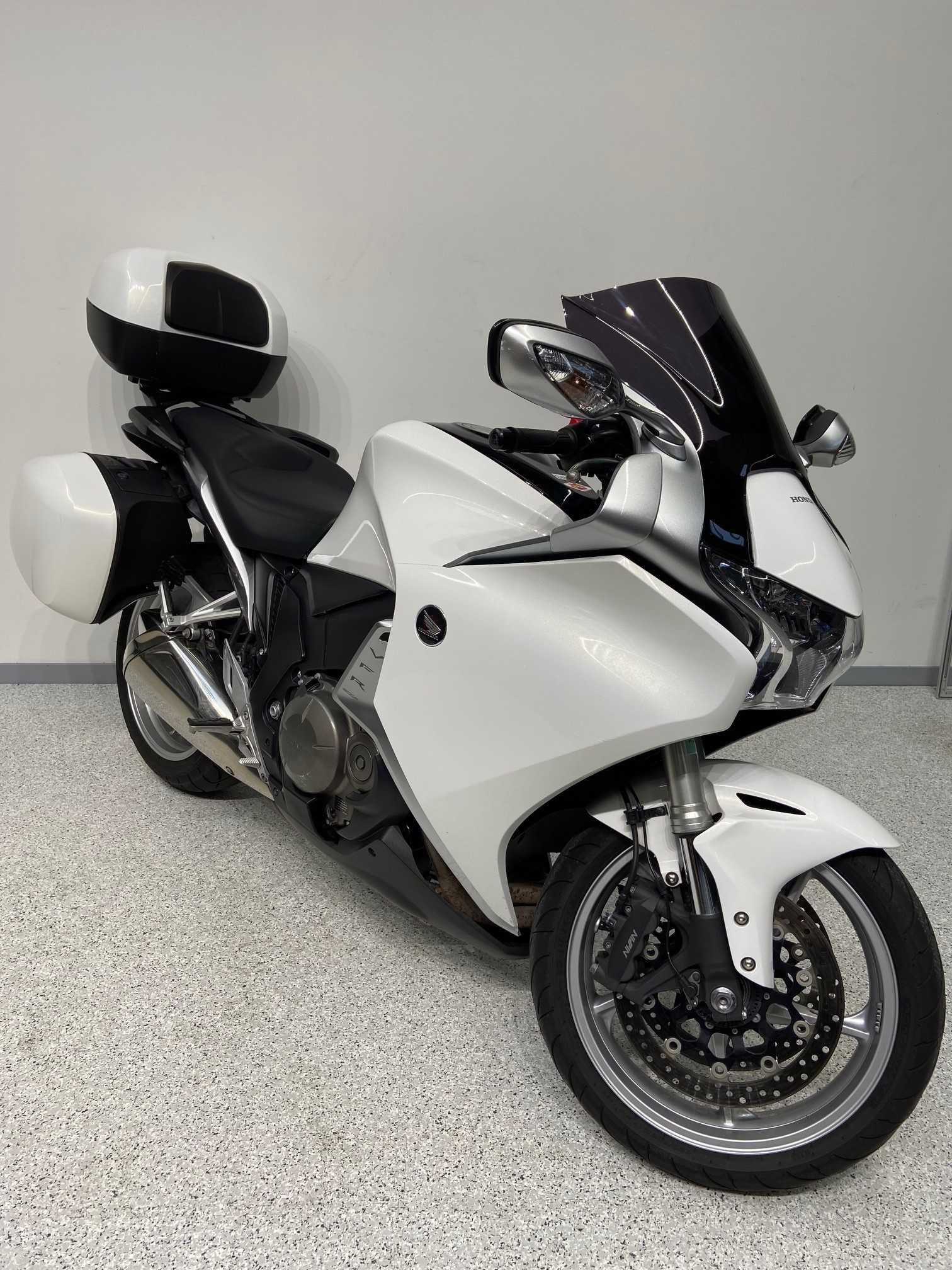 Honda VFR 1200 F 2010 HD vue 3/4 droite