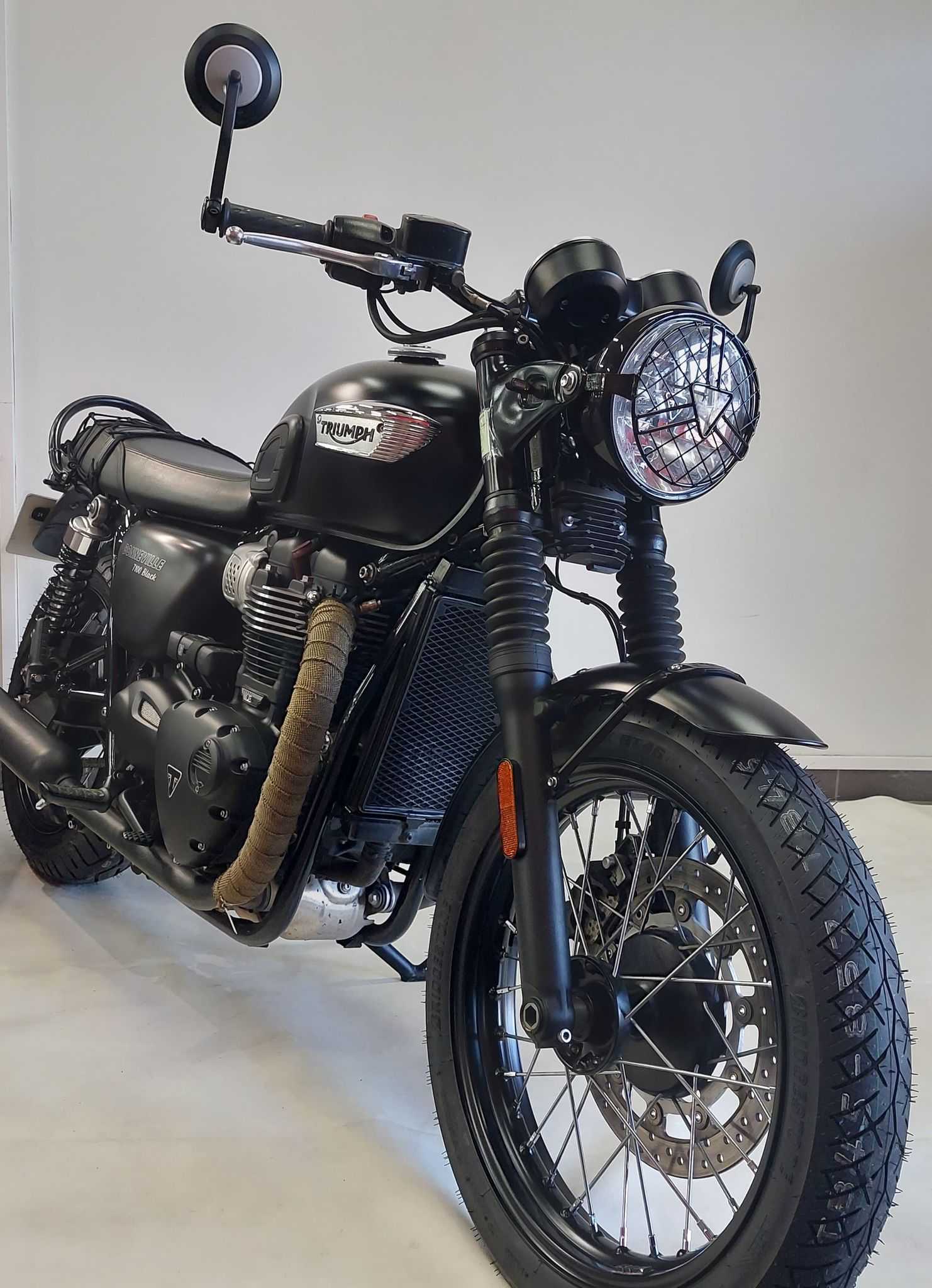 Triumph 900 Bonneville T100 Black 2017 HD vue 3/4 droite