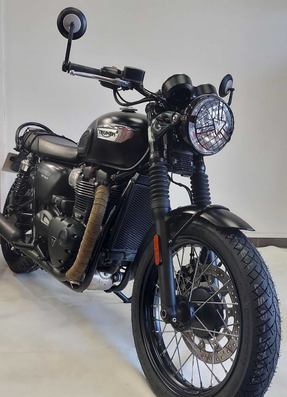 Triumph 900 Bonneville T100 Black 2017 vue 3/4 droite